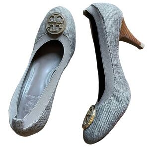 TORY BURCH Grey Canvas Caroline Reva Scrunch Pumps With Logo Size 7.5M